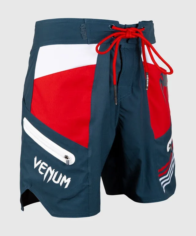 venum-cargo-badeshorts-herren-dunkelblau-himbeere-wei image 1
