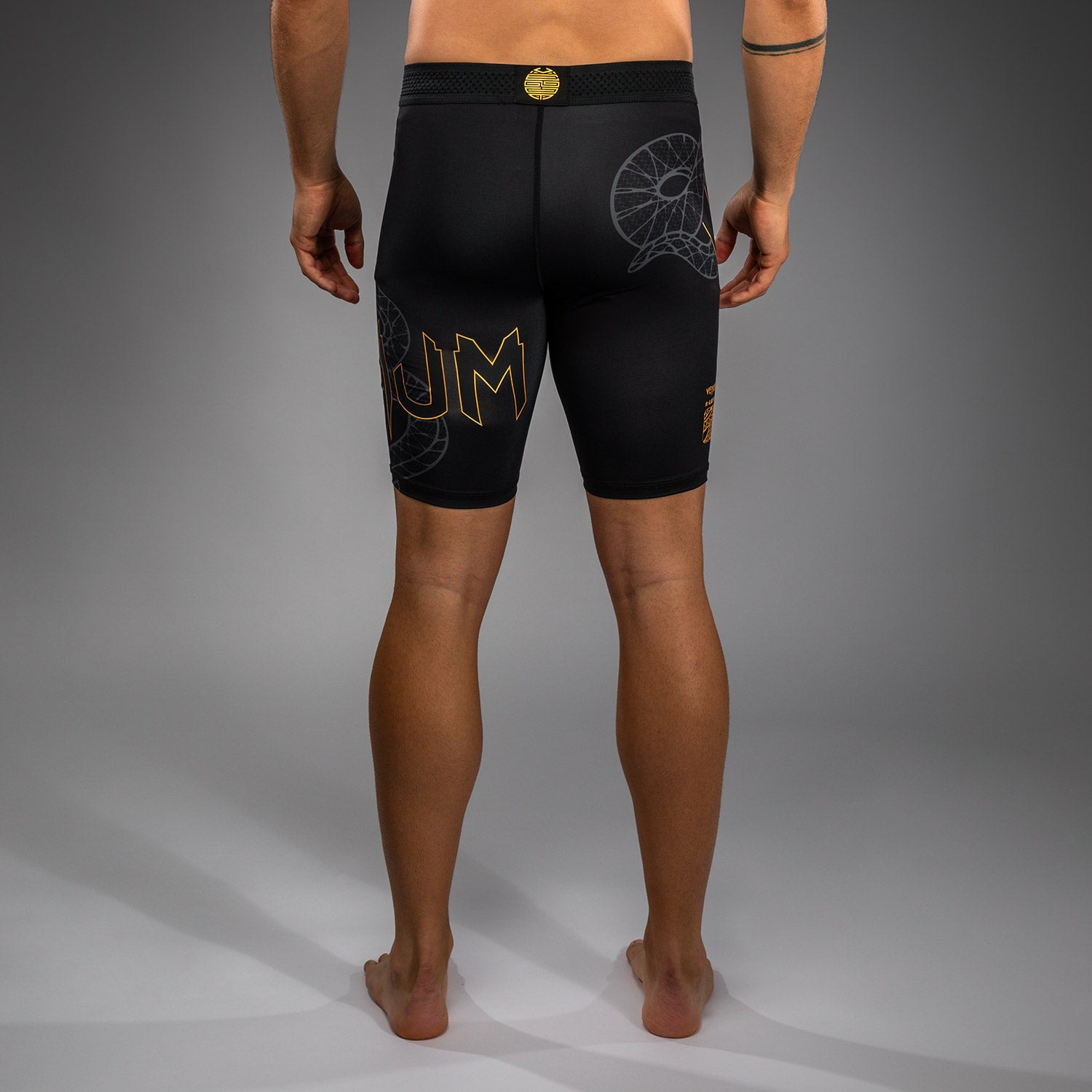 venum-serpenti-vale-tudo-shorts-herren-schwarz-silber-gold image 4