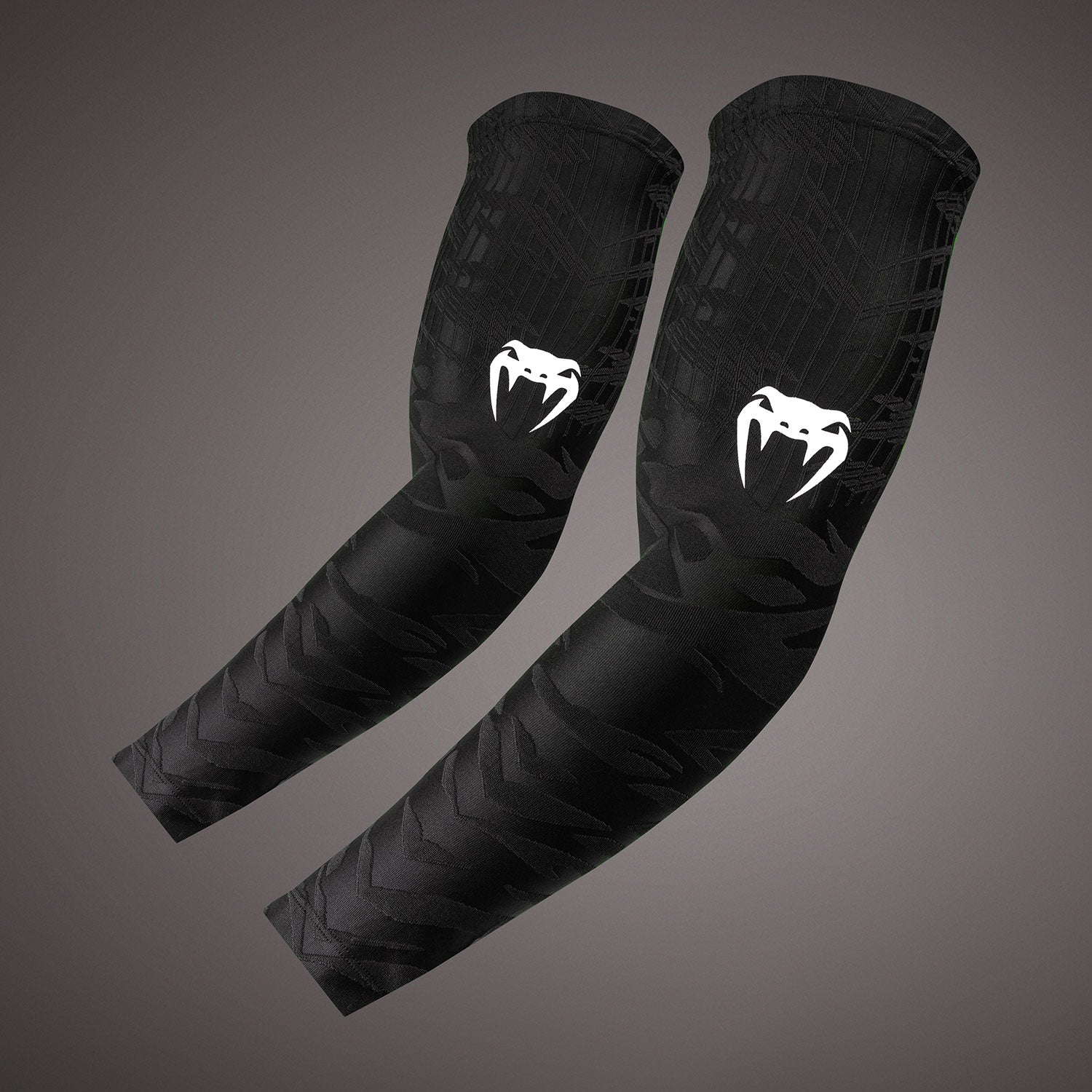 venum-elite-armsleeves-kompressions-armstulpen-schwarz-wei-im-2er-pack image 1