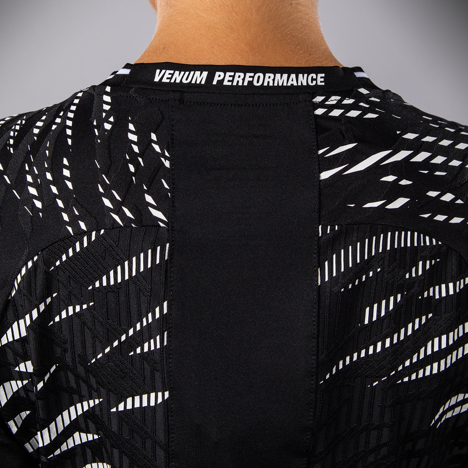 ufc-fusion-by-venum-authentic-fight-night-walkout-jersey-schwarz-damen image 7