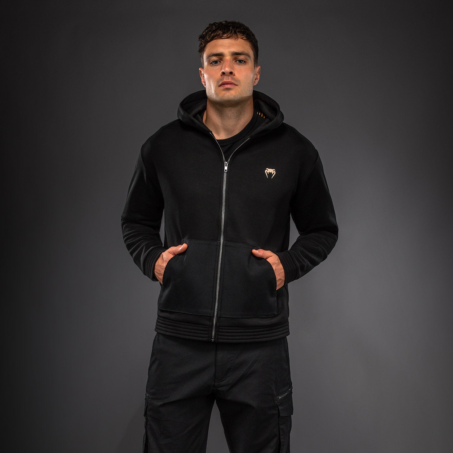 venum-urban-gi-kapuzenpullover-mit-rei-verschluss-herren-schwarz image 1