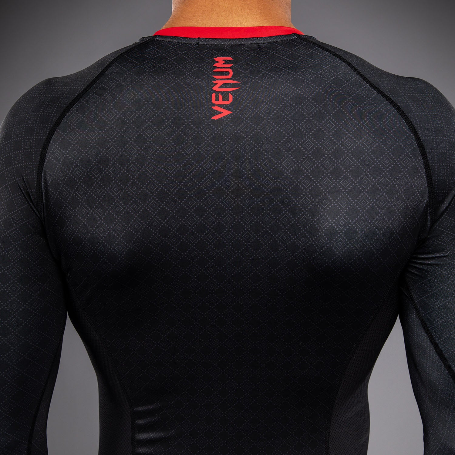 venum-x-roger-gracie-signature-langarm-rashguard-schwarz-rot image 5