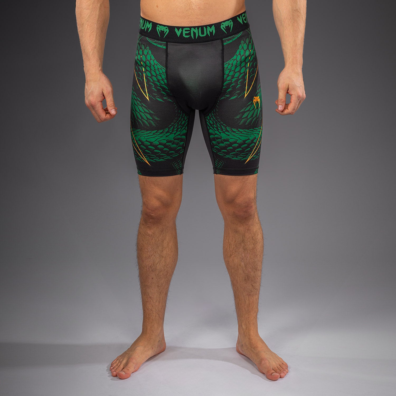 venum-matupa-kompressionsshort-schwarz-gr-n-gold image 1