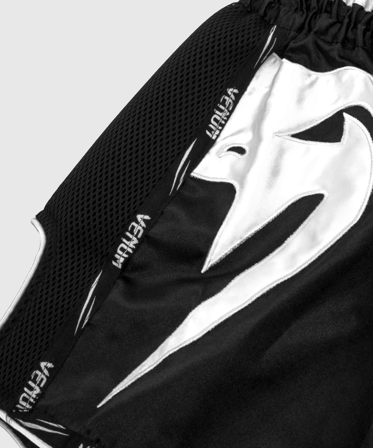venum-giant-muay-thai-shorts-schwarz-wei image 3