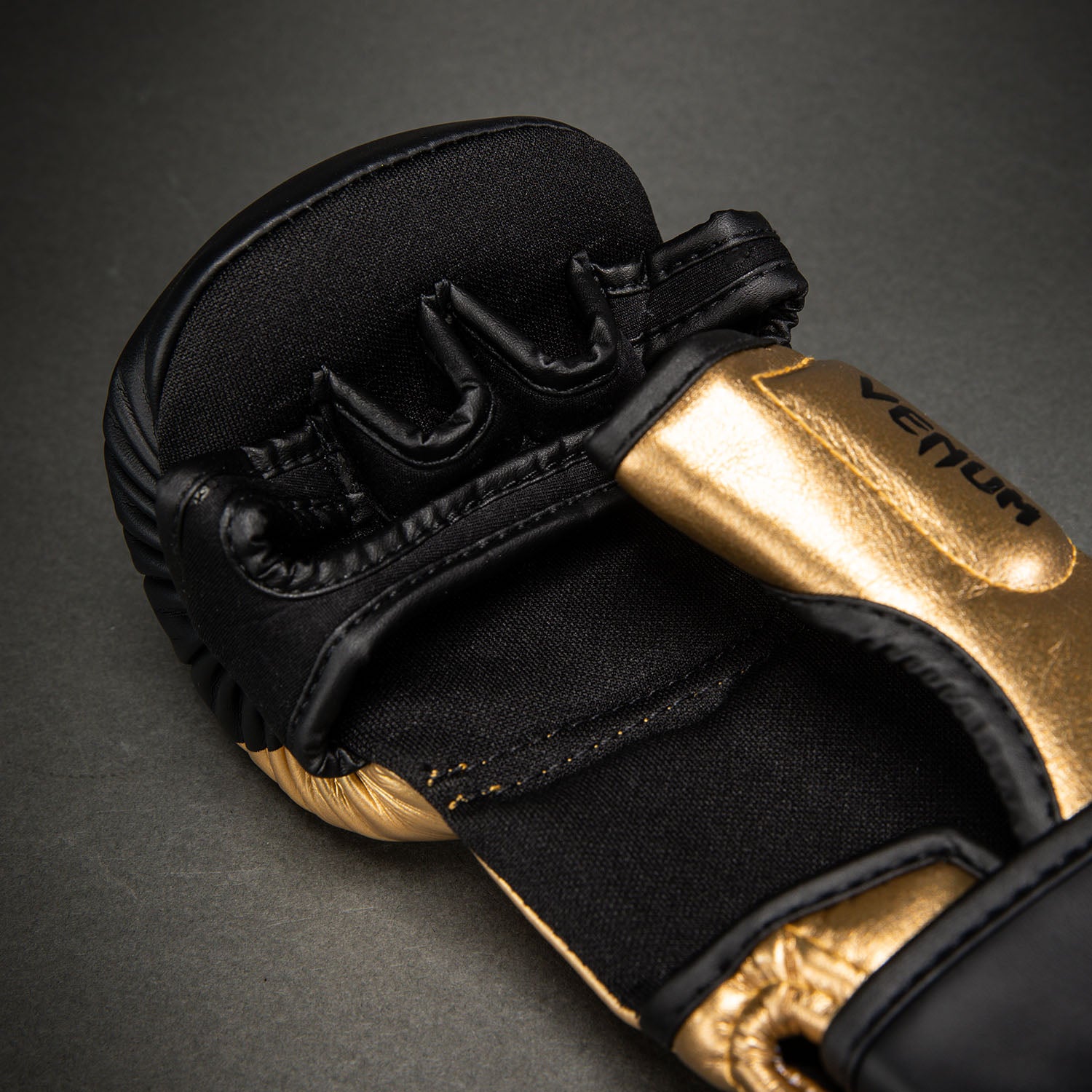 venum-attack-2-0-sparringhandschuhe-gold-schwarz image 4