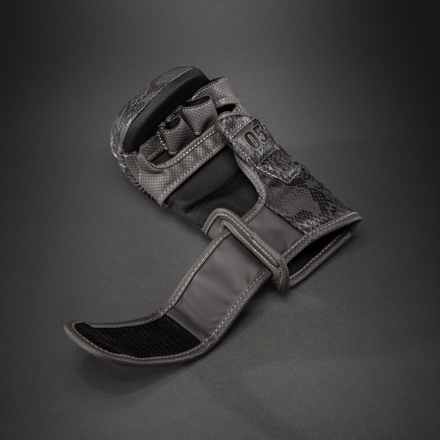 venum-impact-evo-scales-mma-sparringhandschuhe-dunkelgrau image 4