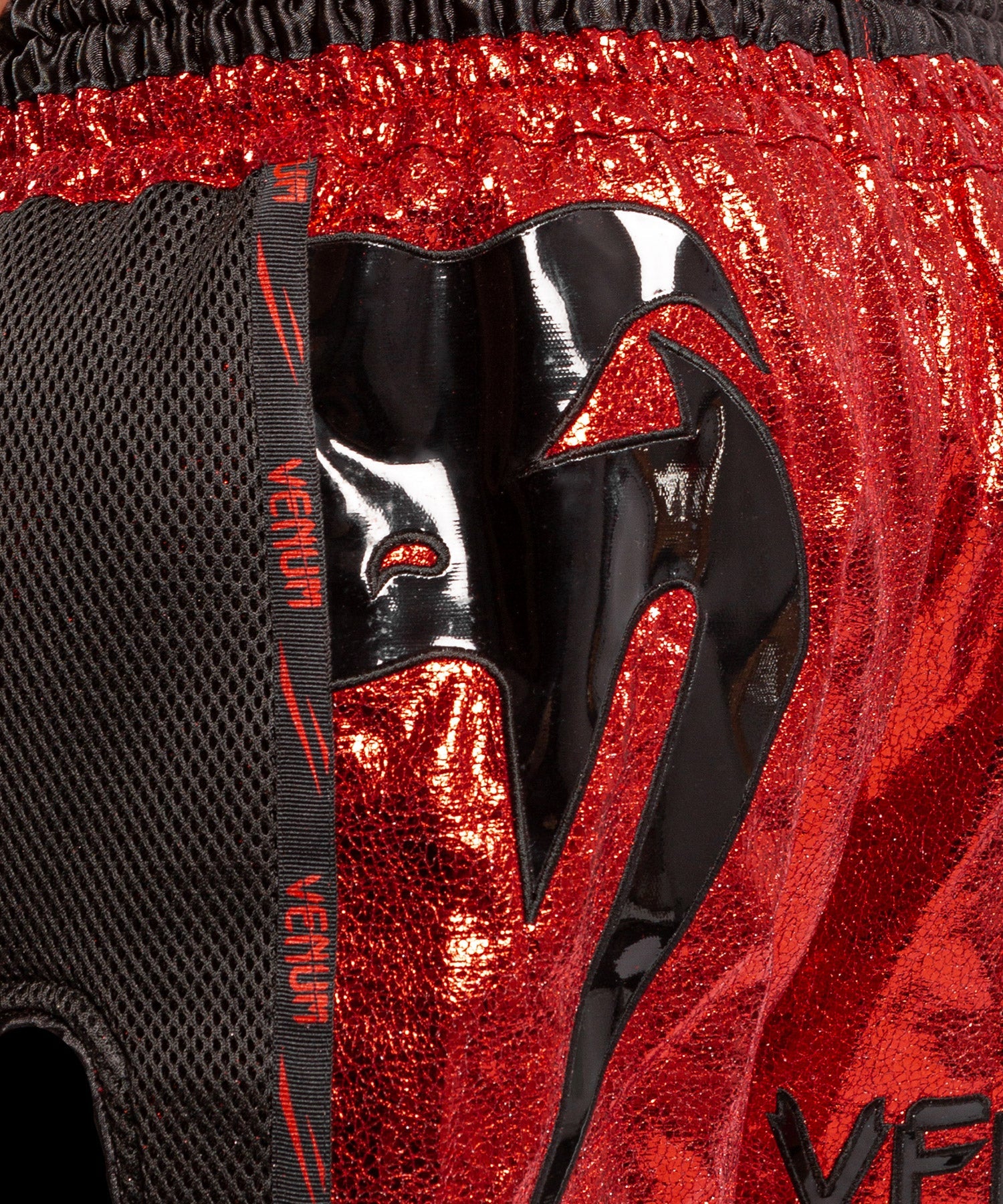 venum-giant-foil-muay-thai-shorts-rot-schwarz image 4
