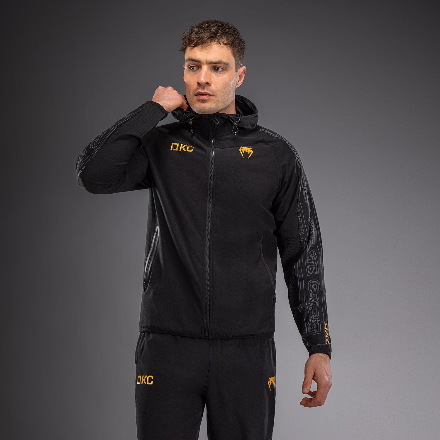 venum-karate-combat-trainingsjacke-herren-schwarz-grau image 1