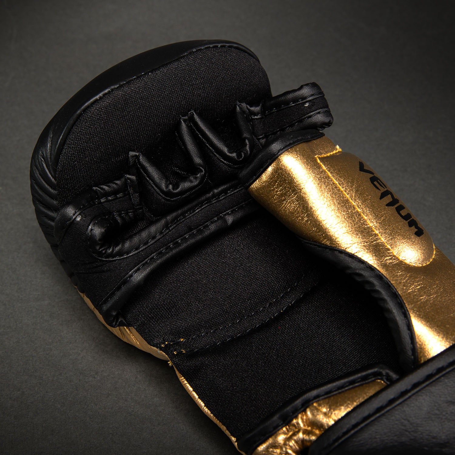venum-attack-2-0-sparringhandschuhe-leder-gold-schwarz image 5