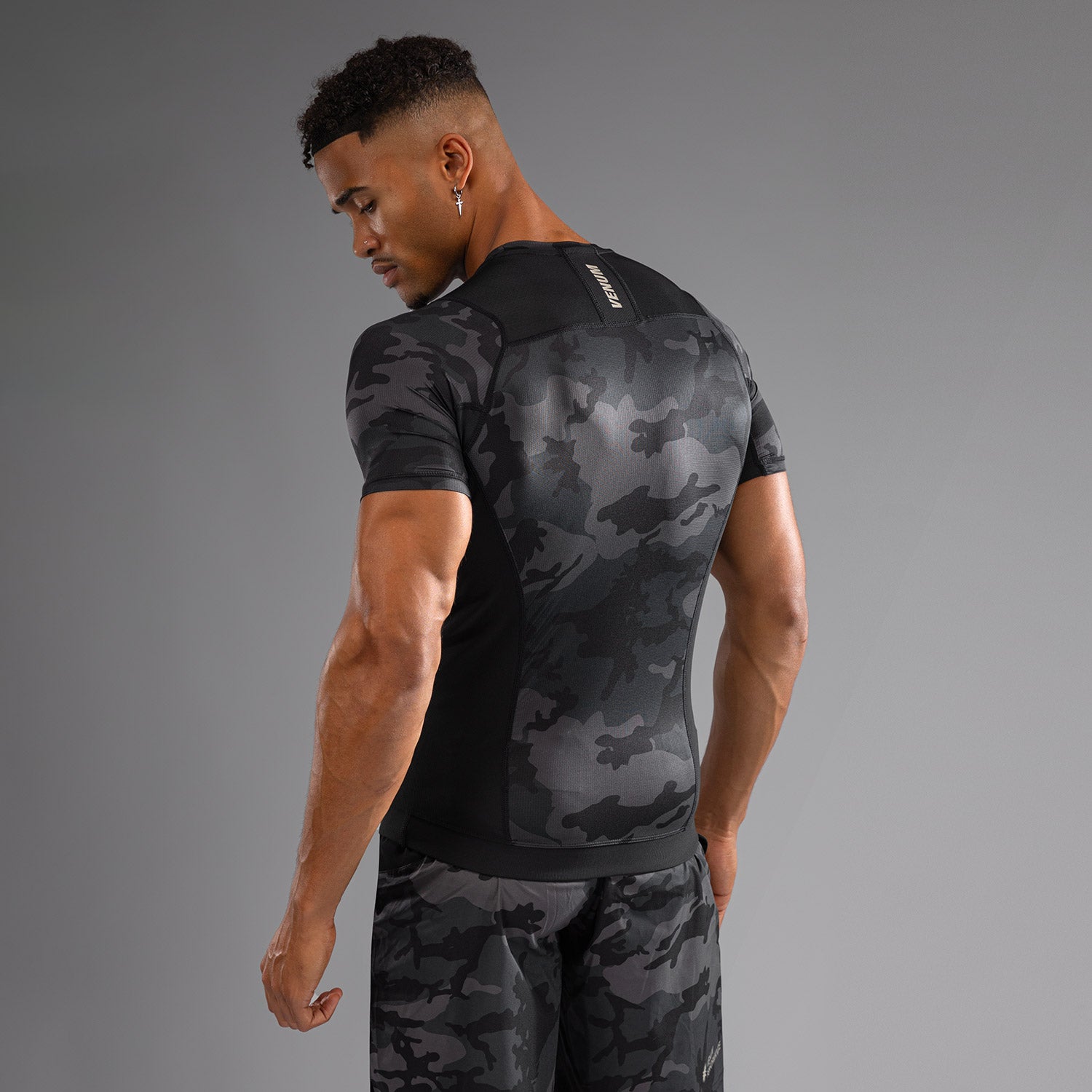 venum-g-fit-air-herren-kurzarm-rashguard-digital-urban-camo image 2