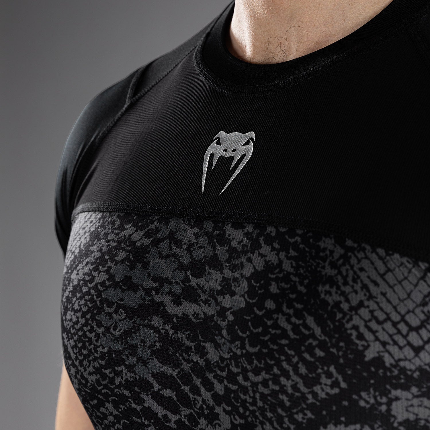 venum-g-fit-scales-kurzarm-rashguard-herren-schwarz-anthrazitgrau image 5