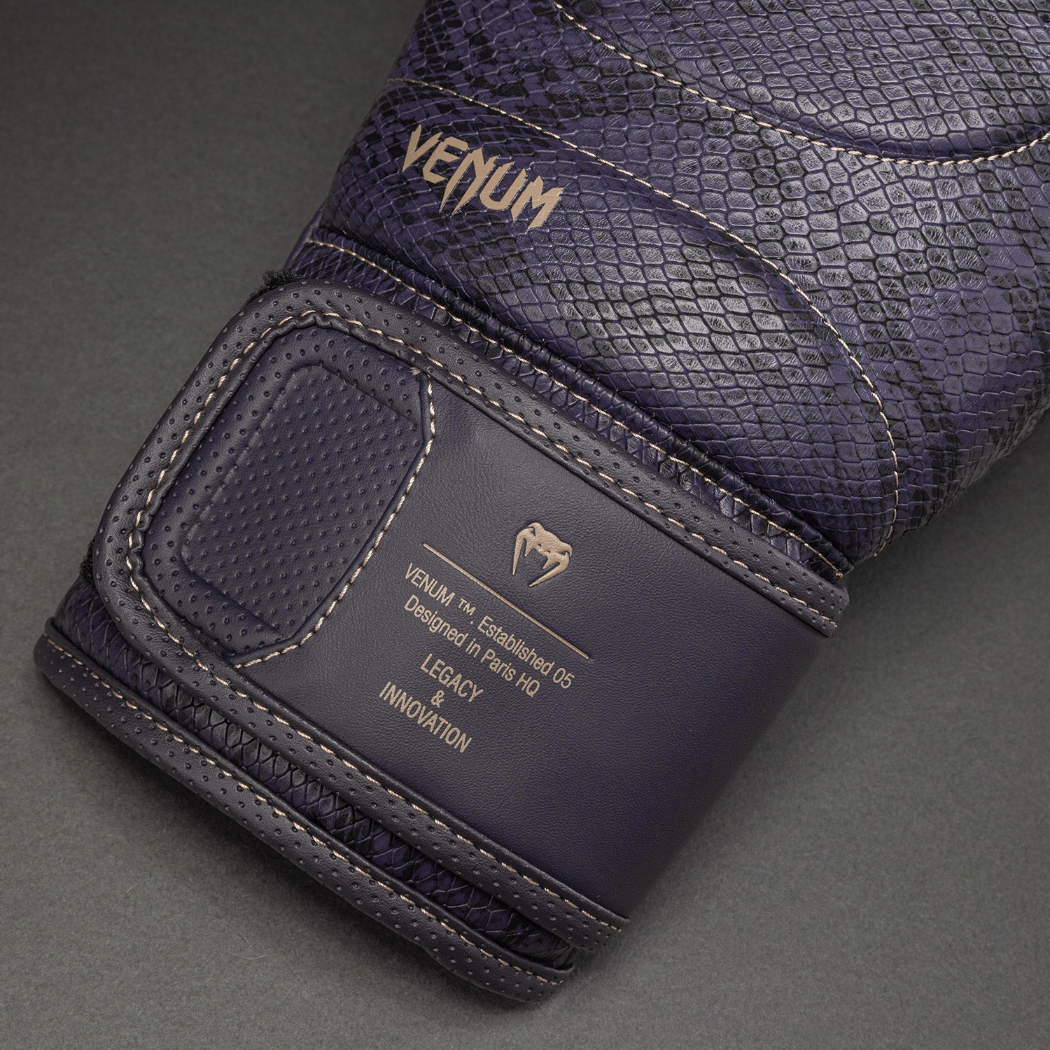 venum-impact-evo-scales-boxhandschuhe-dunkellila-boxen-kickboxen-muay-thai image 3