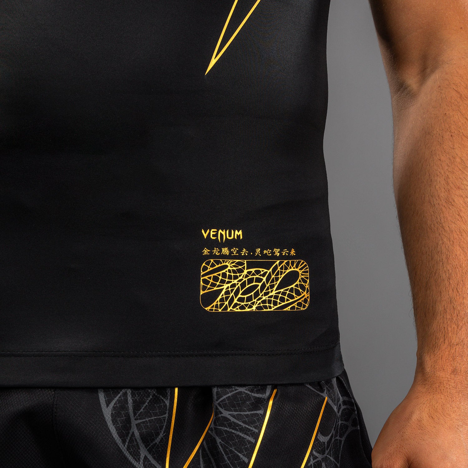 venum-serpenti-rmelloses-rashguard-herren-schwarz-silber-gold image 6