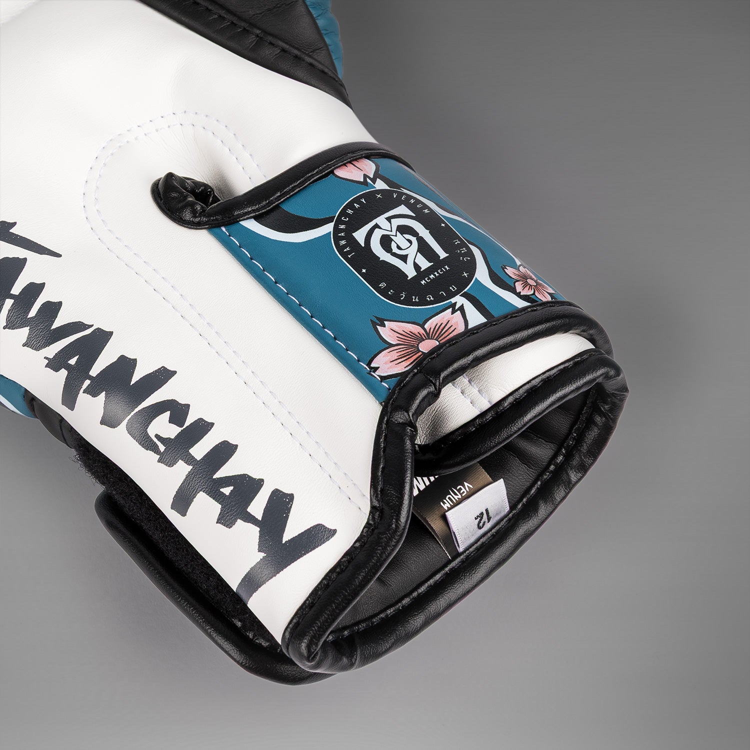 venum-x-tawanchay-boxhandschuhe-blau-wei image 4