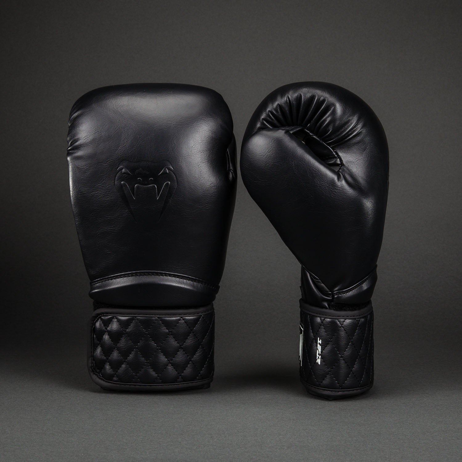 venum-impact-classic-boxhandschuhe-schwarz image 1
