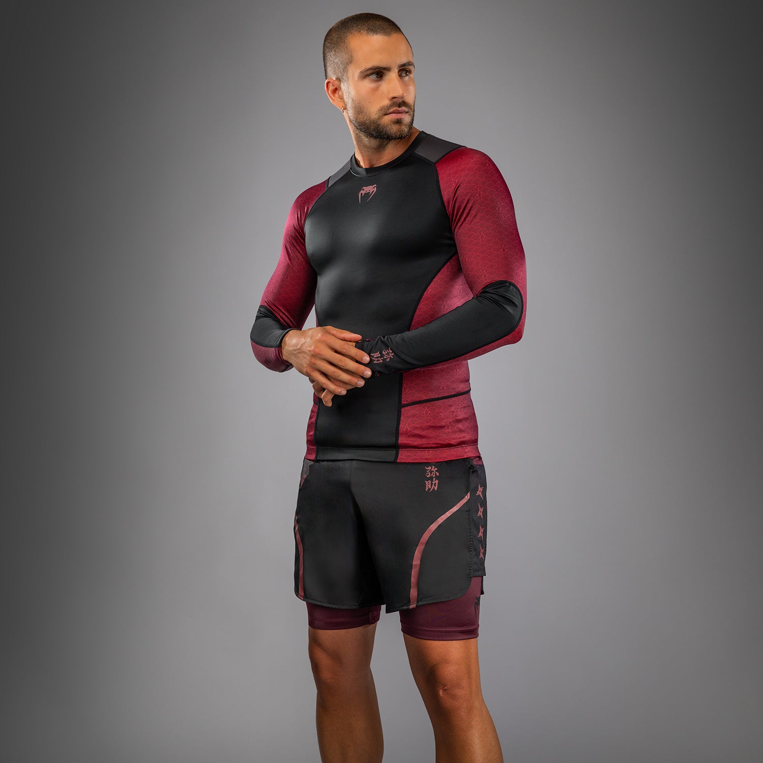 venum-x-assassin-s-creed-shadows-herren-langarm-rashguard-burgunder-schwarz image 4