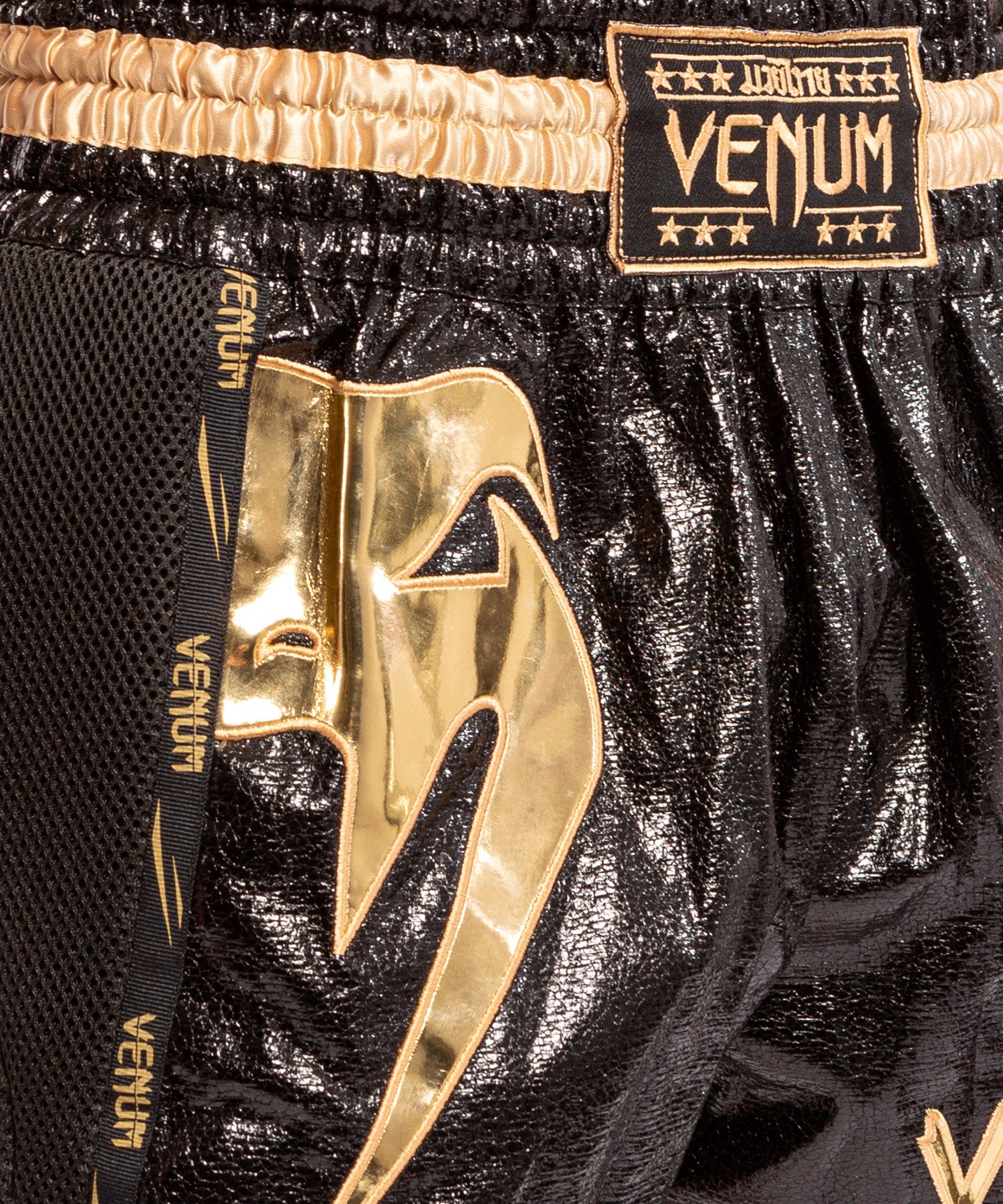 venum-giant-foil-muay-thai-shorts-schwarz-gold image 3