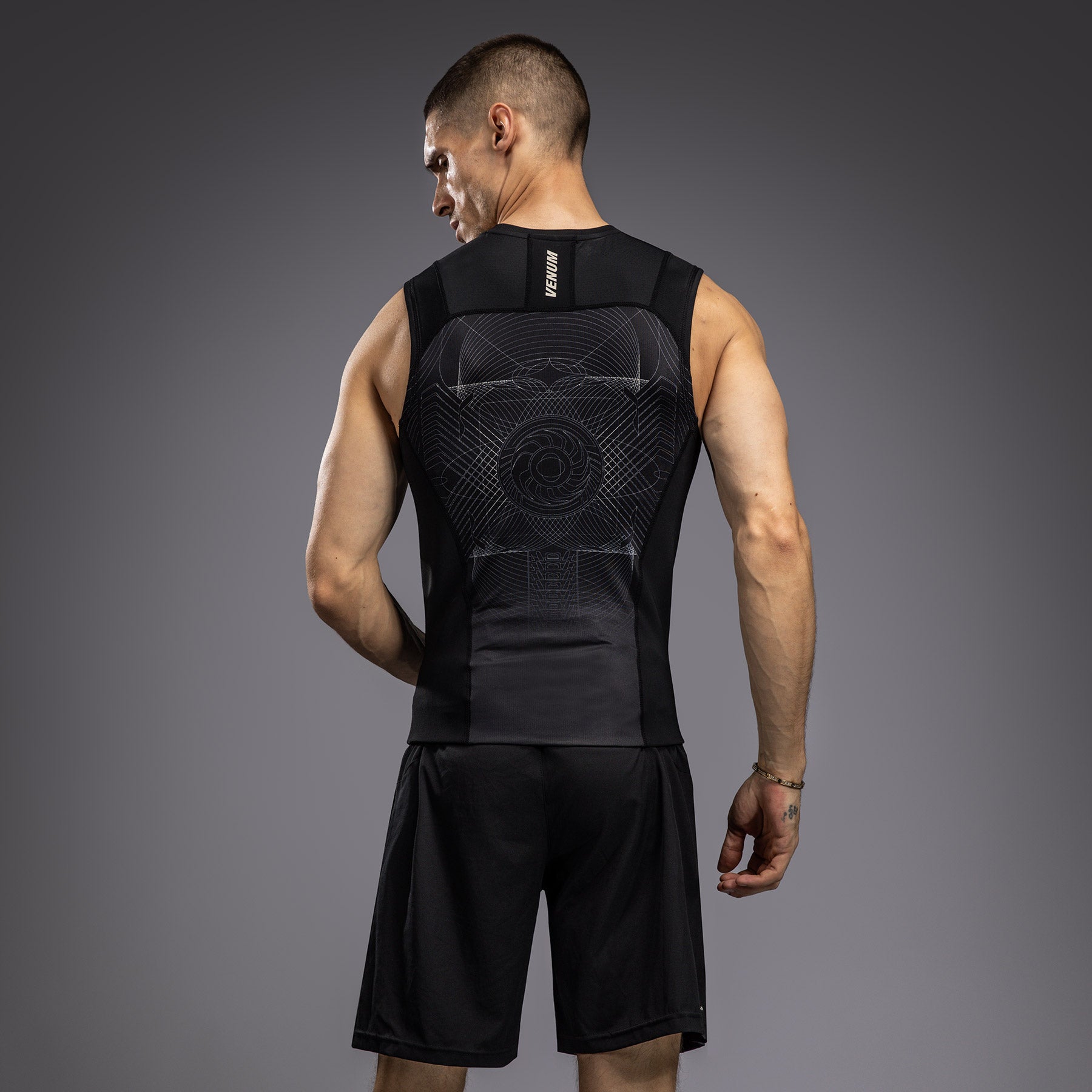 venum-g-fit-air-herren-rashguard-rmellos-tiefschwarz-w-stensand image 2