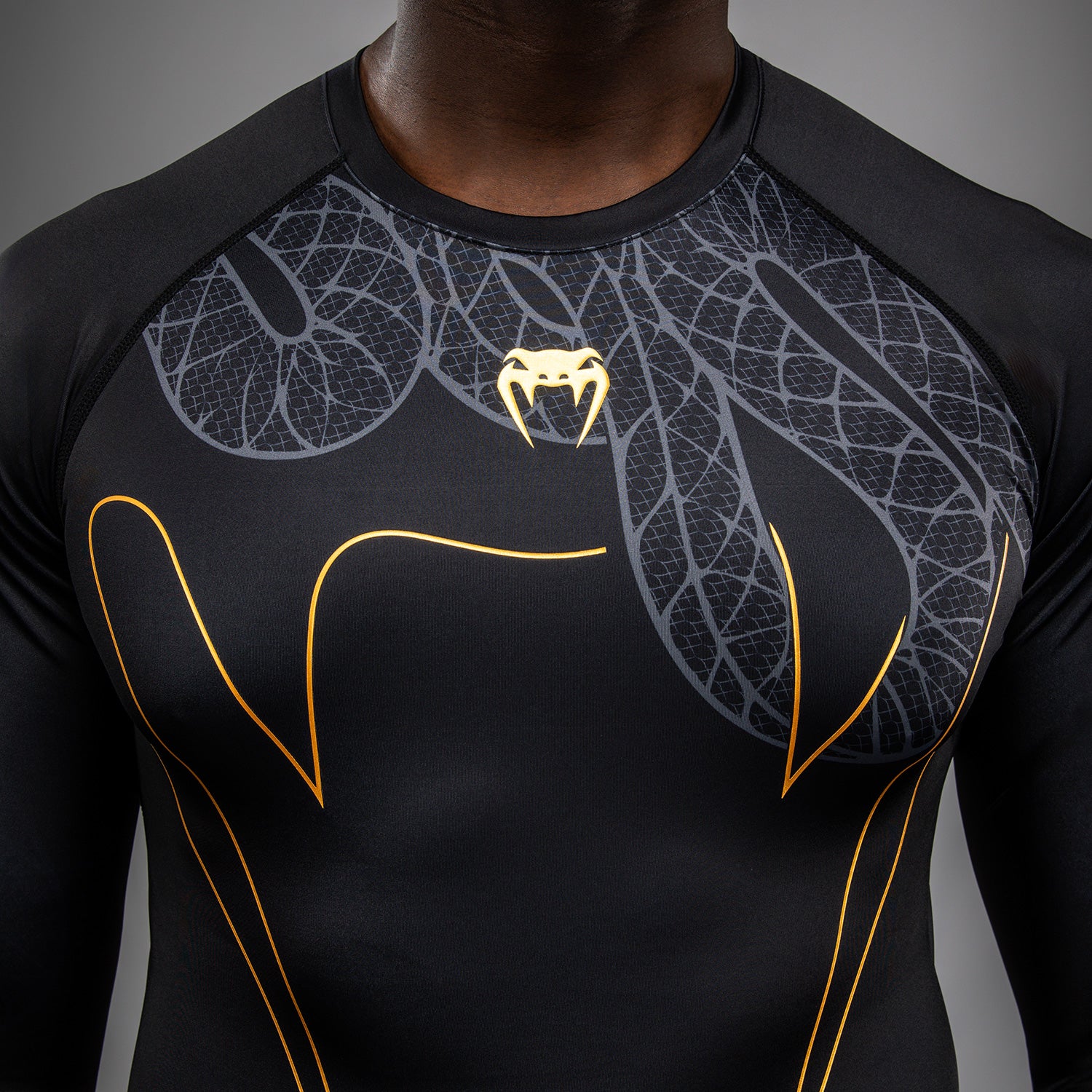 venum-serpenti-langarm-rashguard-schwarz-silber-gold-herren image 5