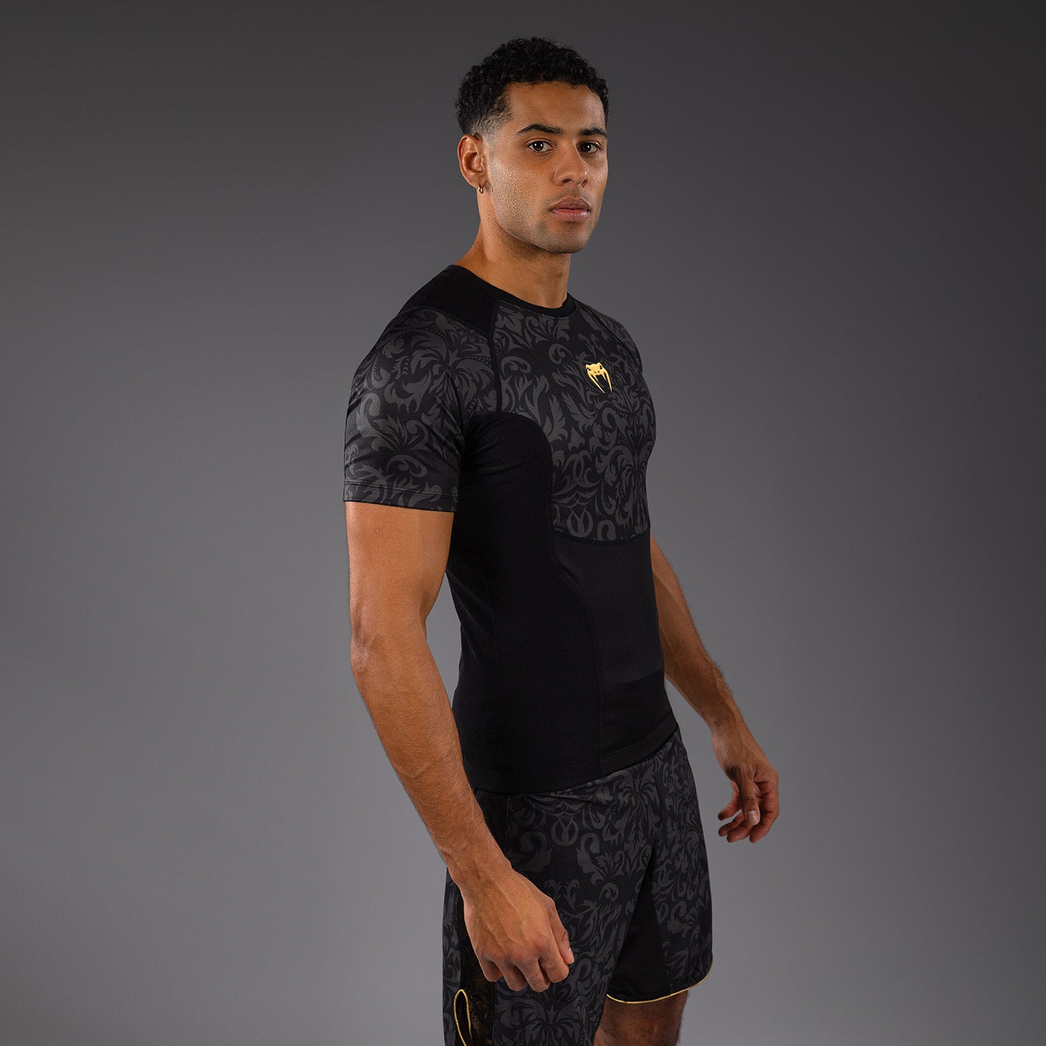 venum-x-topuria-unmatched-edition-kurzarm-rashguard-herren-schwarz-gold image 3