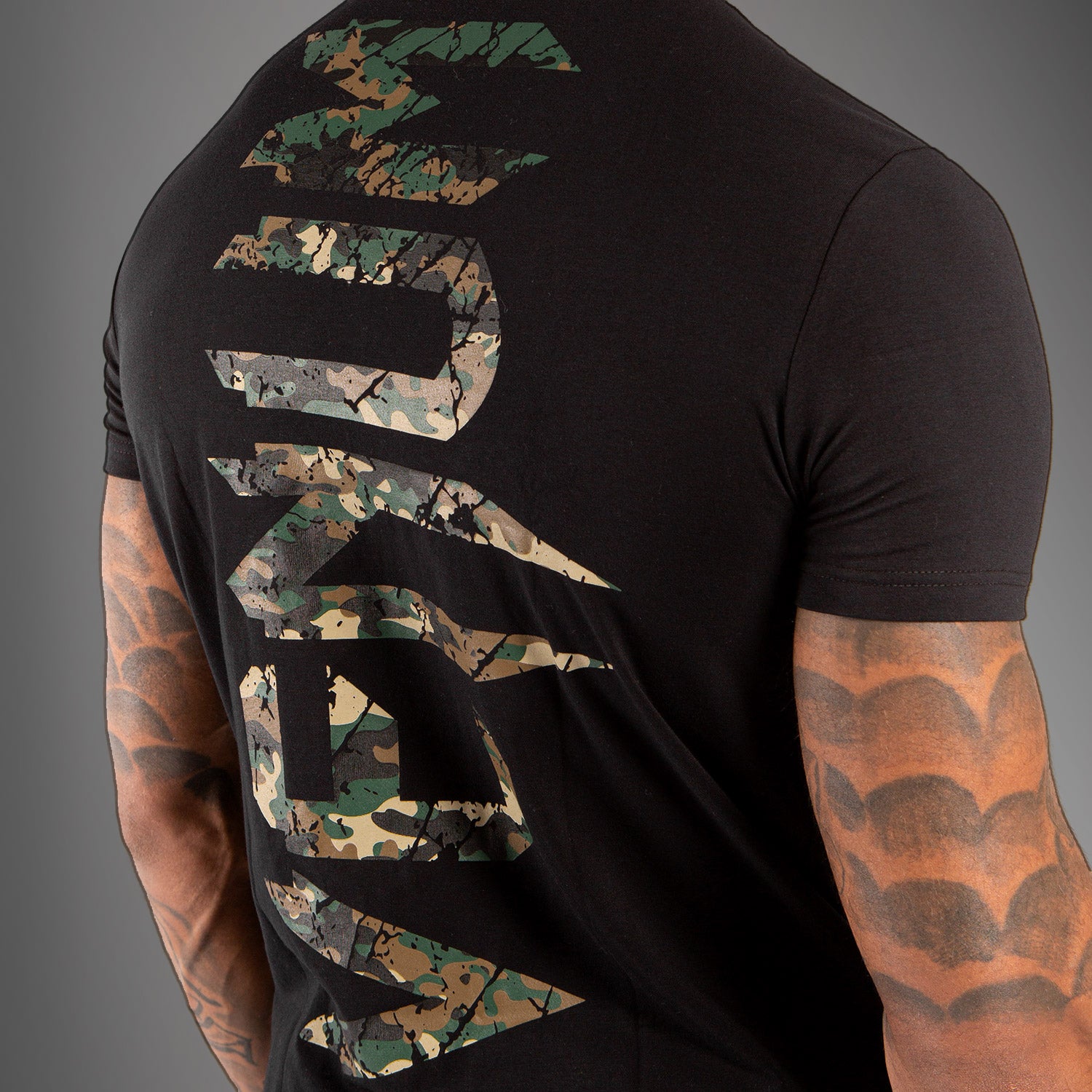venum-original-giant-t-shirt-schwarz-wald-camo-box-fashion image 6
