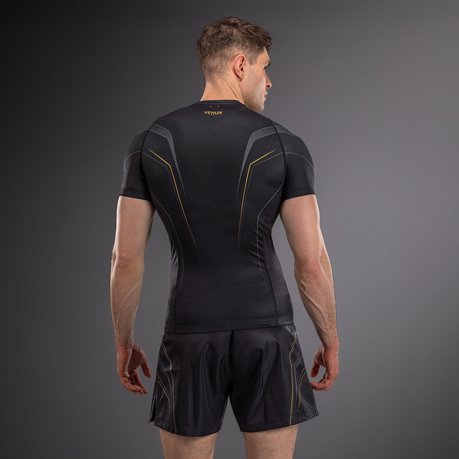 venum-streamline-kurzarm-rashguard-schwarz-gold image 4