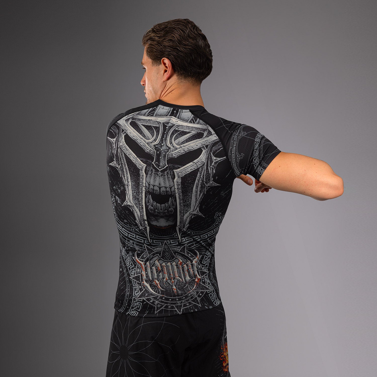 venum-gladiator-5-0-herren-kurzarm-rashguard-schwarz-silber image 4