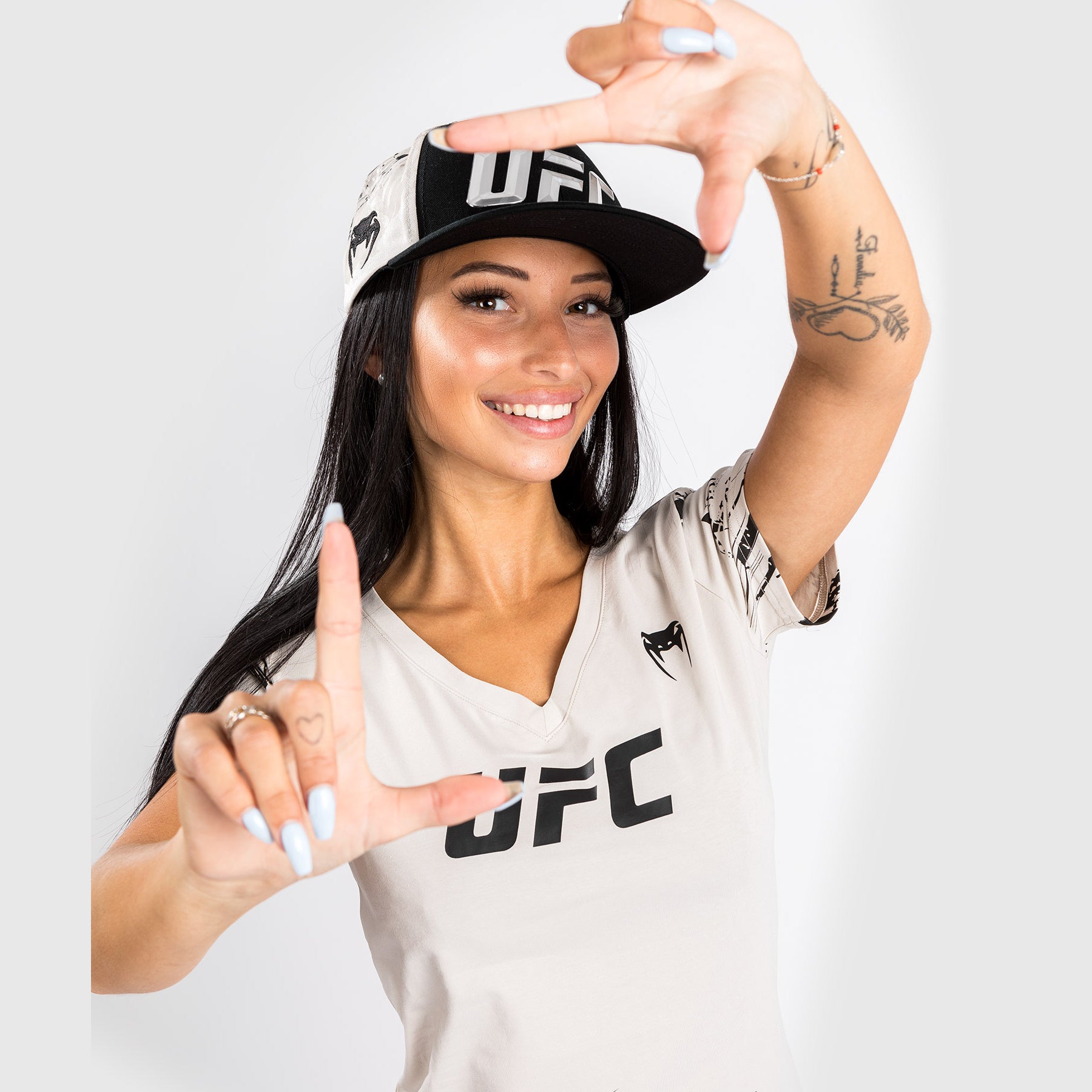 ufc-venum-authentic-fight-week-2-0-t-shirt-damen-sand image 2