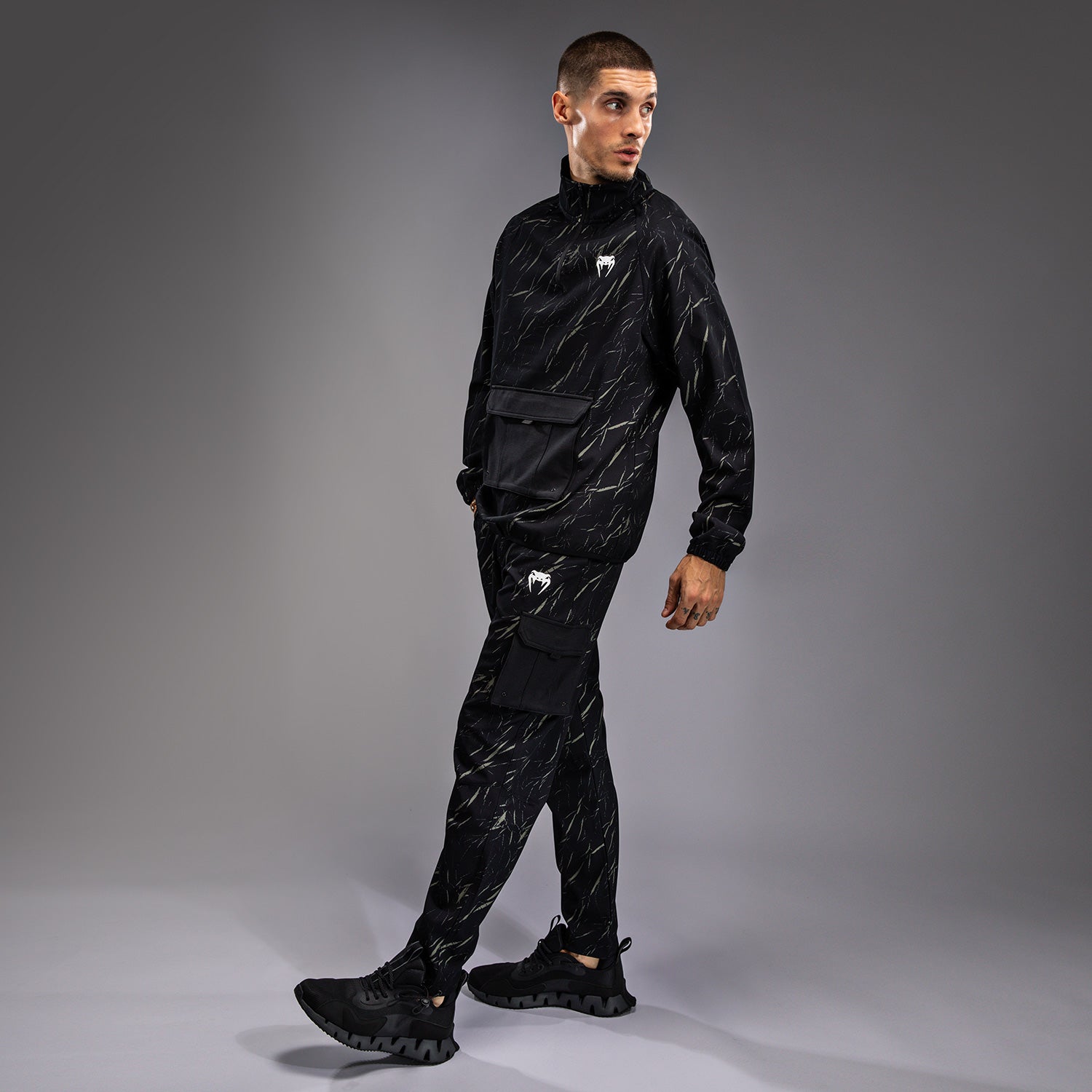 venum-trooper-herren-trainingsanzug-jacke-schwarz-sandstein image 3