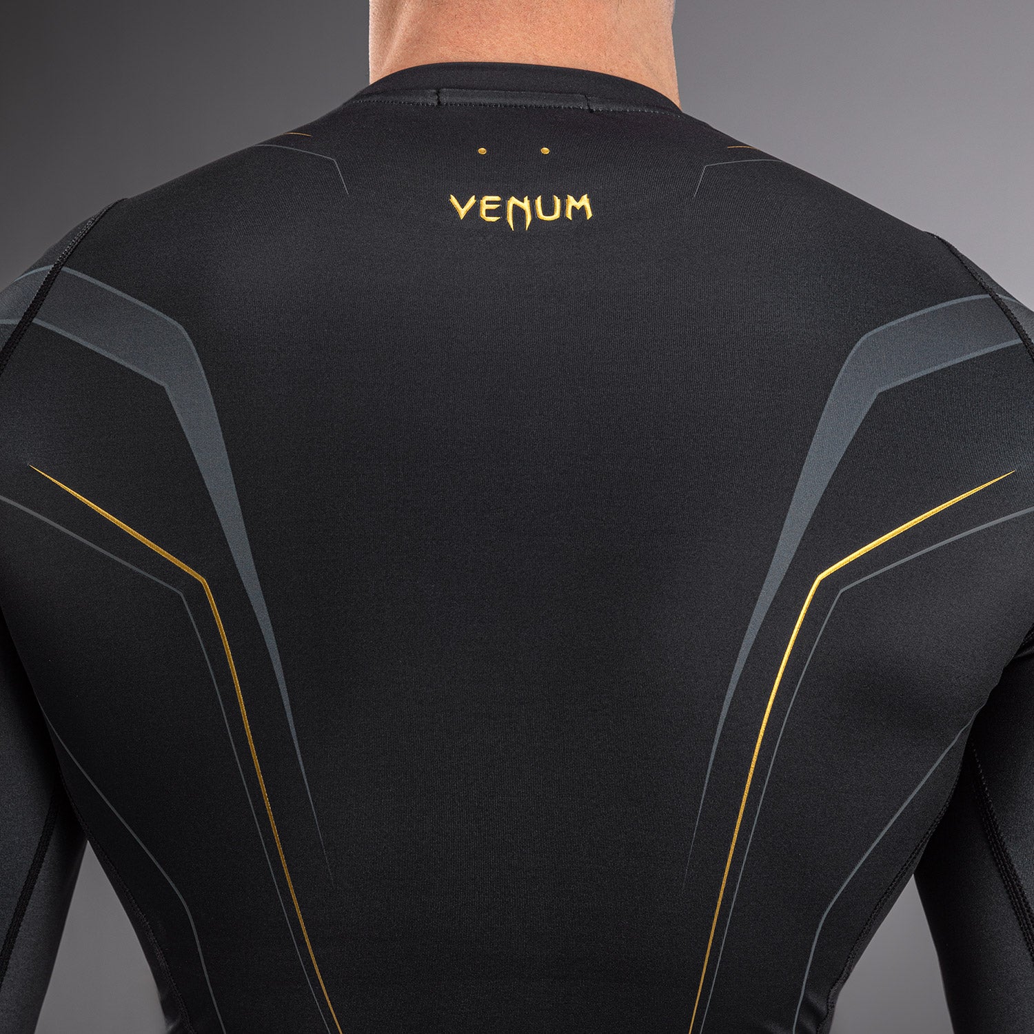 venum-streamline-langarm-rashguard-schwarz-gold image 7