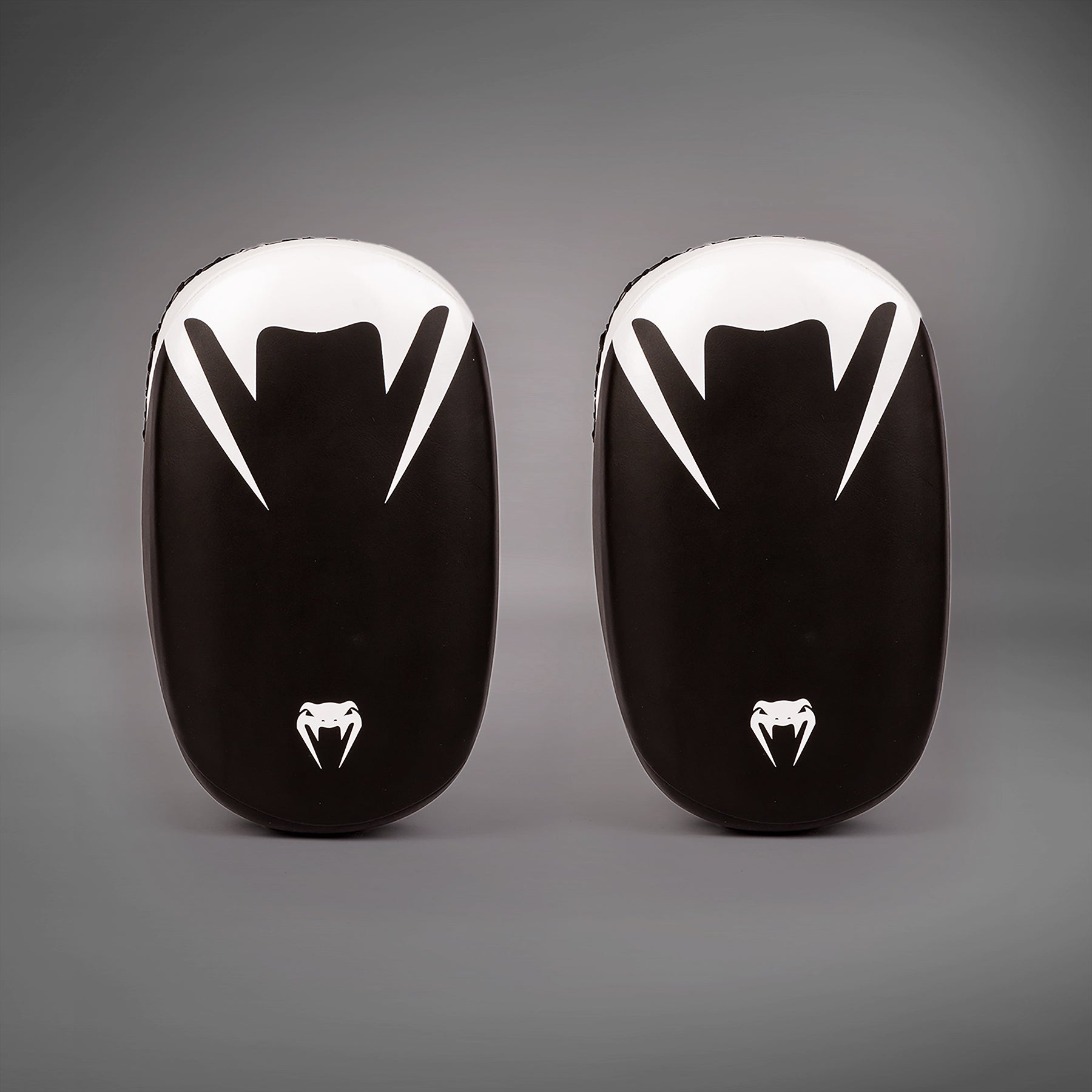 venum-kickboxing-light-kick-pad-2-0-pratze-schwarz image 1