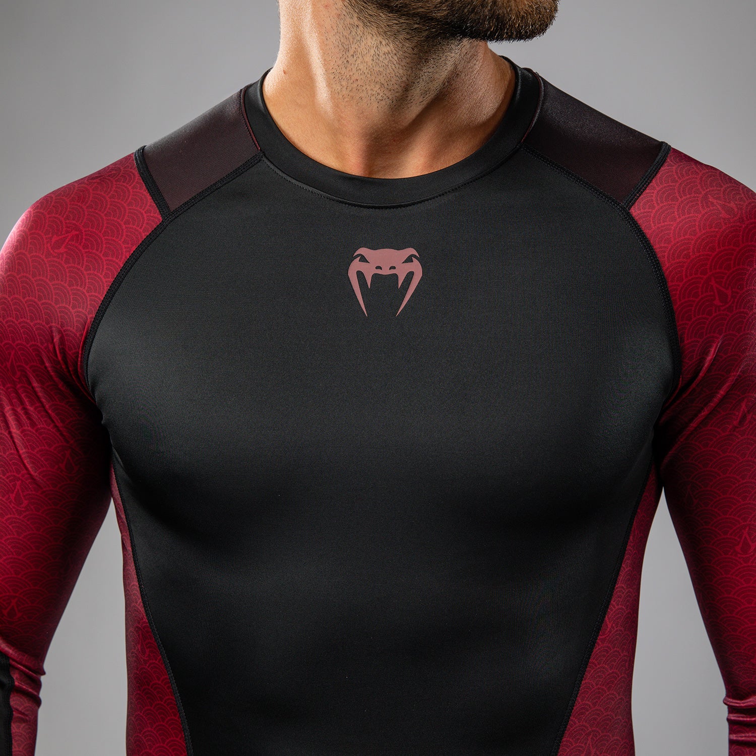 venum-x-assassin-s-creed-shadows-herren-langarm-rashguard-burgunder-schwarz image 5